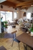 木のぬくもりが溢れる店内でゆったりとお過ごしいただけます「カフェ フルール」