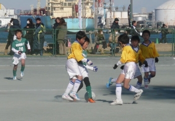 準々決勝で激しく競り合う川中島<br>（上・黄、下・白）と新浜