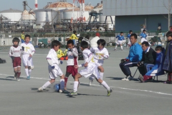 鶴見東（上・白）が鷹に０－０から<br>ＰＫ勝ちした順位戦