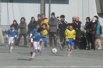 東門前（上・青）が南生田に１－０<br>で競り勝った順位戦