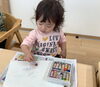 「好きな色をえらんでおえかきタイム｜クレヨンで自由に表現しています」