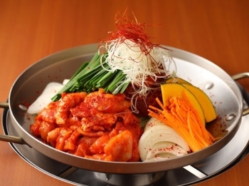 地元産の野菜たっぷりのダッカルビ　他にもいろいろ「ジンギスカン・韓国料理 春川」