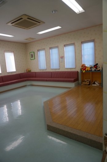 広いスペースの待合室は、清潔さに気をつけています。「まるやま小児科」