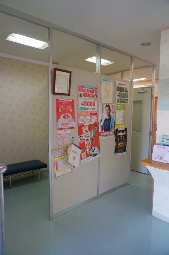 受付左に感染症対策の個室があります（通常の待合室は右側）。「まるやま小児科」