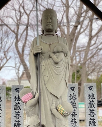 境内に水子・子育て地蔵さまが安置されております。「高野山真言宗 秘鍵山 光明寺」