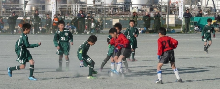 ファイトあふれる攻守で接戦になったリバー（上下・濃緑）と菅の決勝戦