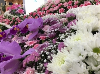 祭壇の生花は、白い花だけではなく彩のある花にする事もできます「有限会社 麻生葬祭 麻生セレモニーホール」