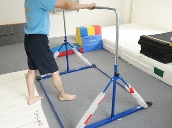 室内用の鉄棒も完備！　マット運動やとび箱も行うことができます。「体操教室 エブリワン」
