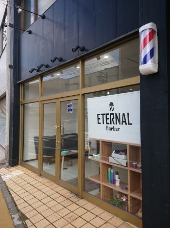 昔ながらの床屋のサインポールが目印です「理容室ETERNAL Barber（エターナルバーバー）」