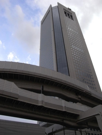 さらに大きな東京オペラシティタワーは地上54階、高さ222.37m（最高部234.37m）