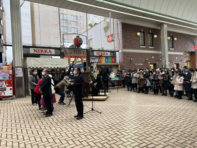 14:47 ピアノ演奏と参加された方達の合唱「東日本大震災追悼イベント(3月11日サンモール一番街)へ行ってきました」