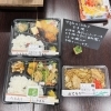 本日の日替わり弁当と焼きそば「【6月7日】雨の水門湾に眠る歴史のロマン。オンザライスが最高な「黒酢の酢豚」＆幸せを運ぶGOGO杏仁豆腐 ☔️🍱」