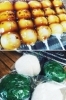 写真は、みたらし団子と草餅など。焼き団子も人気です。「武蔵野穀販株式会社」
