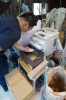 お米の状態をプロの目でチェックします。「関山米穀店」