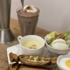 チキンとごぼうサラダの黒糖パンホットサンド