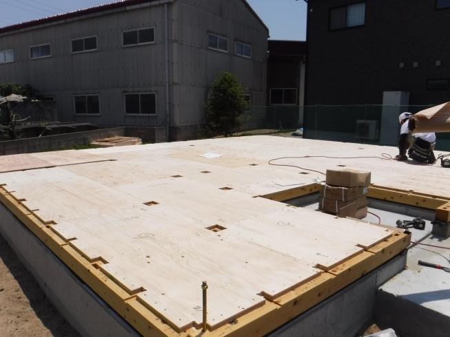 床合板張り「企画住宅「シェリーメイゾン」プロバンスコテージ４Ｌ床パネル敷き完了しました。」