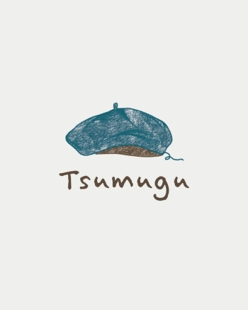 ターコイズ色のベレー帽は、Tsumuguのロゴマーク「Tsumugu（つむぐ）」