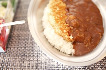 手作りカツを載せたカレーはボリューム満点♪「カレーのちから」