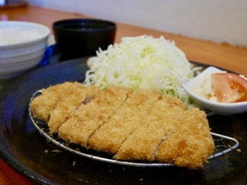 「とんかつ定食」はご飯とお味噌汁が付いて750円「とんかつ えふ」