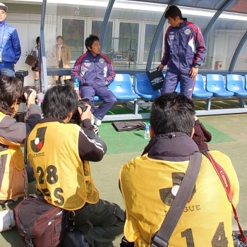 高橋監督と井原正巳ヘッドコーチに報道陣もズラリ。その采配が注目されます。