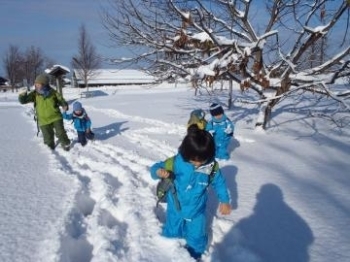 雪道も子どもには楽しいアスレチック！