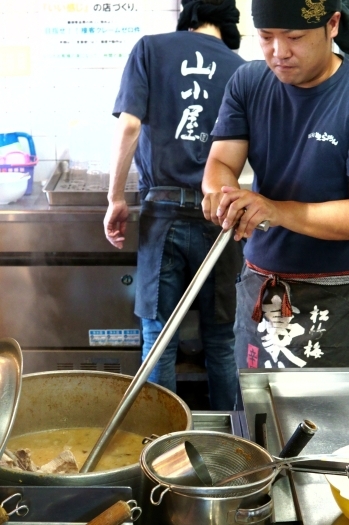 出汁スープを丹念に仕込む店長の川尻「筑豊ラーメン山小屋 出水店」