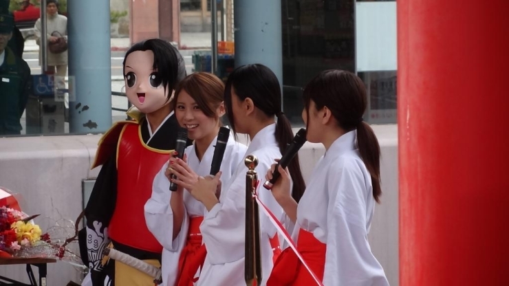 今年は　こちら　<br>広島県のPRマスコットキャラクター『ひろしま清盛』と<br>「ひろしま清盛美少女隊」（まなみのりささん）が<br>いろいろなイベントで　見かける事があると思います。<br><br>------------<br><br>出発式の動画の中で　ひろしま清盛の紹介がありましたので<br>その部分を　切り取ってみました。　<br><br>住所は　瀬戸内海　<br>好きな食べ物は　もみじまんじゅう　etc・・・　↓