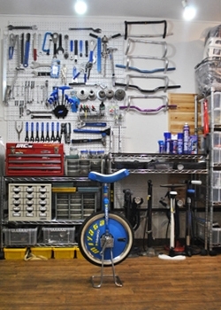 広々とした修理スペース。「自転車修理・買取・販売 モリタサイクル」