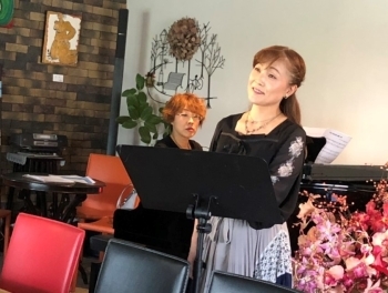 カフェやホールでライブ活動もしています「植田未来 音楽教室」