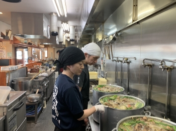 たくさんの肉や野菜を使い化学調味料無添加で炊き上げるスープ「東近江塩元帥」