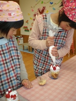 安心して食べられる手作りおやつ。
苺を使ってのデザート作り。「入善児童センター」