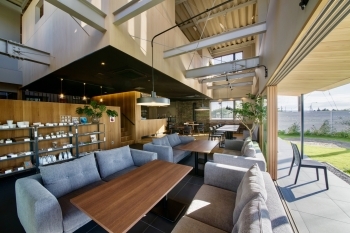 テラスとつながる開放的な空間「いよもんカフェ」