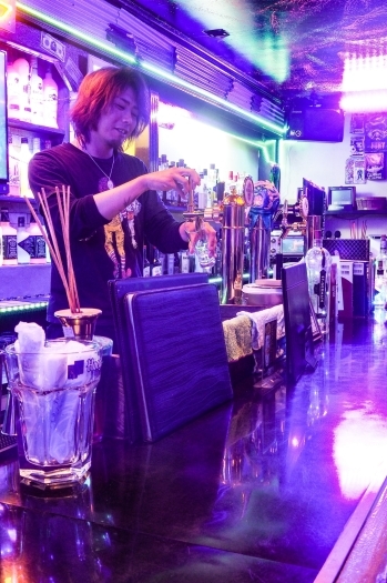 カウンターはかなりの席数。1人で行っても安心。「GooD BAR HEROS」