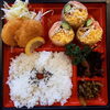 「明日の日替り弁当は豚バラと白菜の煮物」