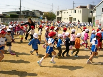 運動神経は幼児期に育ちます。だから広い運動場で毎日走ります。「富士学園」