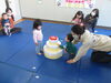 どこに飾ろうかな？ママと一緒に、え～と。「今日は11月のお誕生会がありました。」
