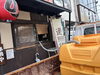 綺麗な海水入れ替え中「新鮮な海水で魚も元気！居酒屋あかりの水槽メンテナンスの裏側」