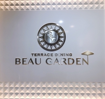 お店のロゴが入口を飾ります「BEAU GARDEN」