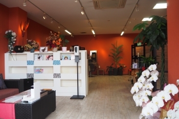 広々とした店内で、リラックスした時間をお過ごしください。「Hair Salon L’accueil」