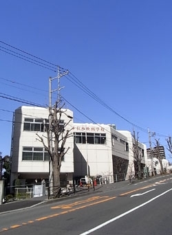 駅から1分（走れば30秒）のところにある、日本映画学校。