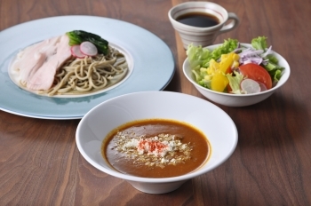 オリジナルスパイスカレーのつけ蕎麦「森の蕎麦cafe 歩歩花」