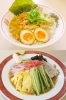 上）冬期限定　旨しおラーメン
下）夏期限定　冷やし中華「ラーメンめんきち」