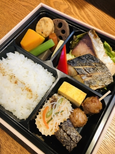 新メニュー・焼き魚弁当　サワラとブリの塩焼きです。「《期間限定 》お弁当のテイクアウト・配達も承ってます。」