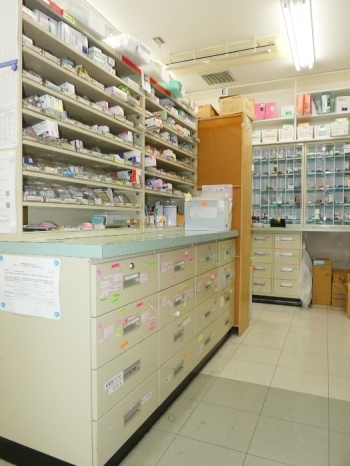 調剤室。医薬品の品目を豊富に取り揃えています「アポロン薬局  車返店」