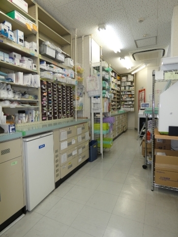 調剤室。調剤監査システムを導入し、正確な調剤に努めています「アポロン薬局 武蔵野台駅前店」