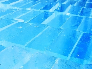 青く透明な氷は美しく感じます。「雪見堂」