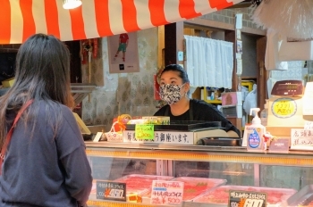 店頭では、いつも肉屋ママがお出迎え「泉尾精肉店」