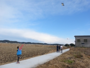 楽しい凧揚げイベントです！「緑と風の農園」