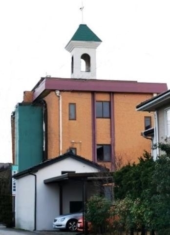 遠くからもハッキリ見える青い三角の屋根が目印。「日本基督教団 魚津教会」