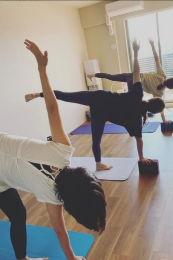 プライベートレッスンは最大3名。お友だち同士でいかがですか？「Kiranah Yoga」